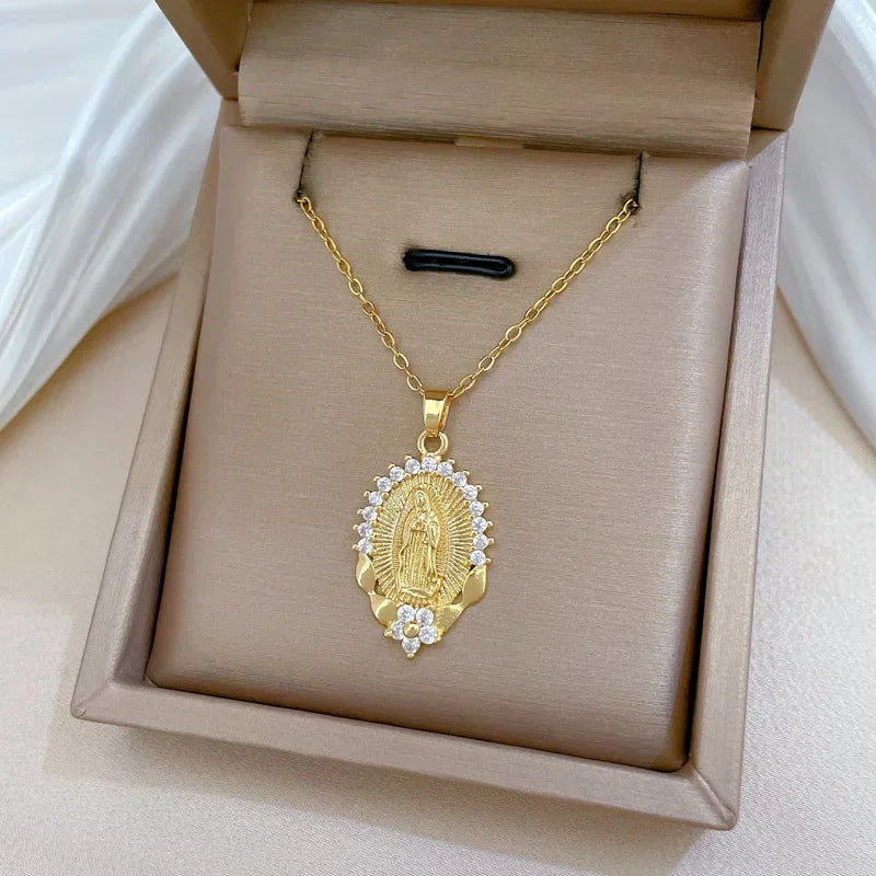 Maria Pendant Necklace