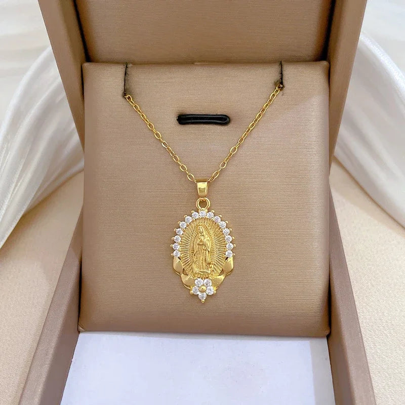 Maria Pendant Necklace