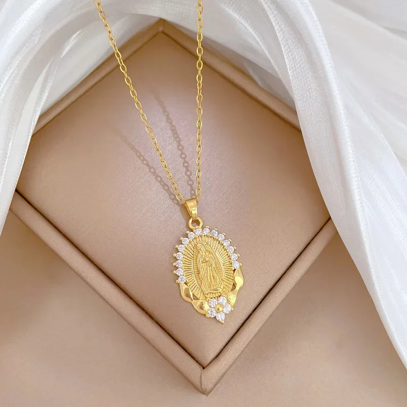 Maria Pendant Necklace