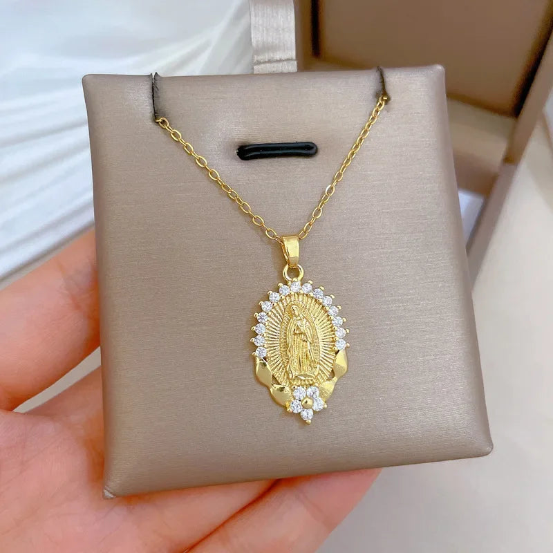 Maria Pendant Necklace